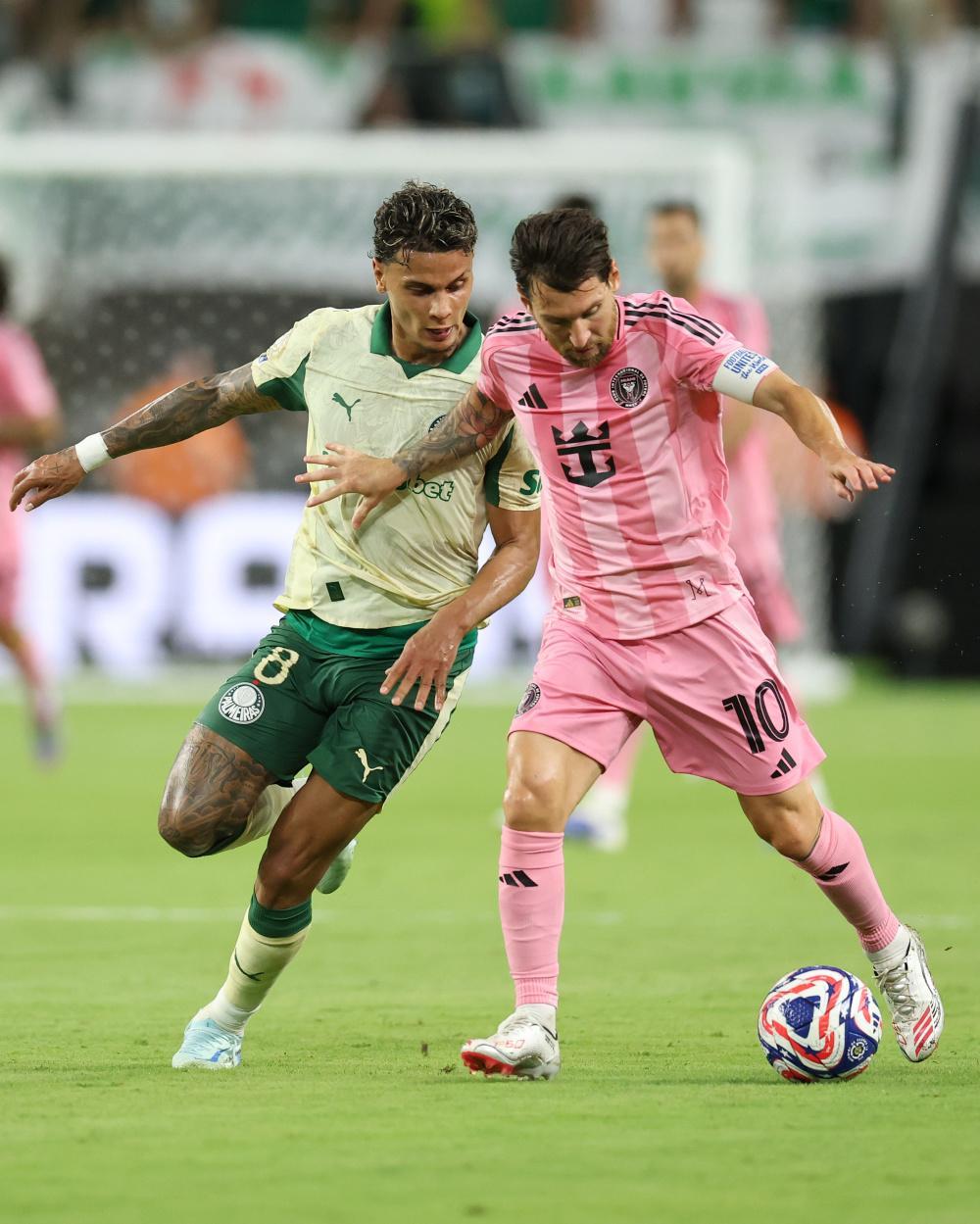 开云体育官网-巴塞罗那训练开放日；清晨队长鼓劲引欢呼；意甲在即；赛季目标并未改变(巴塞罗那历年阵容图)