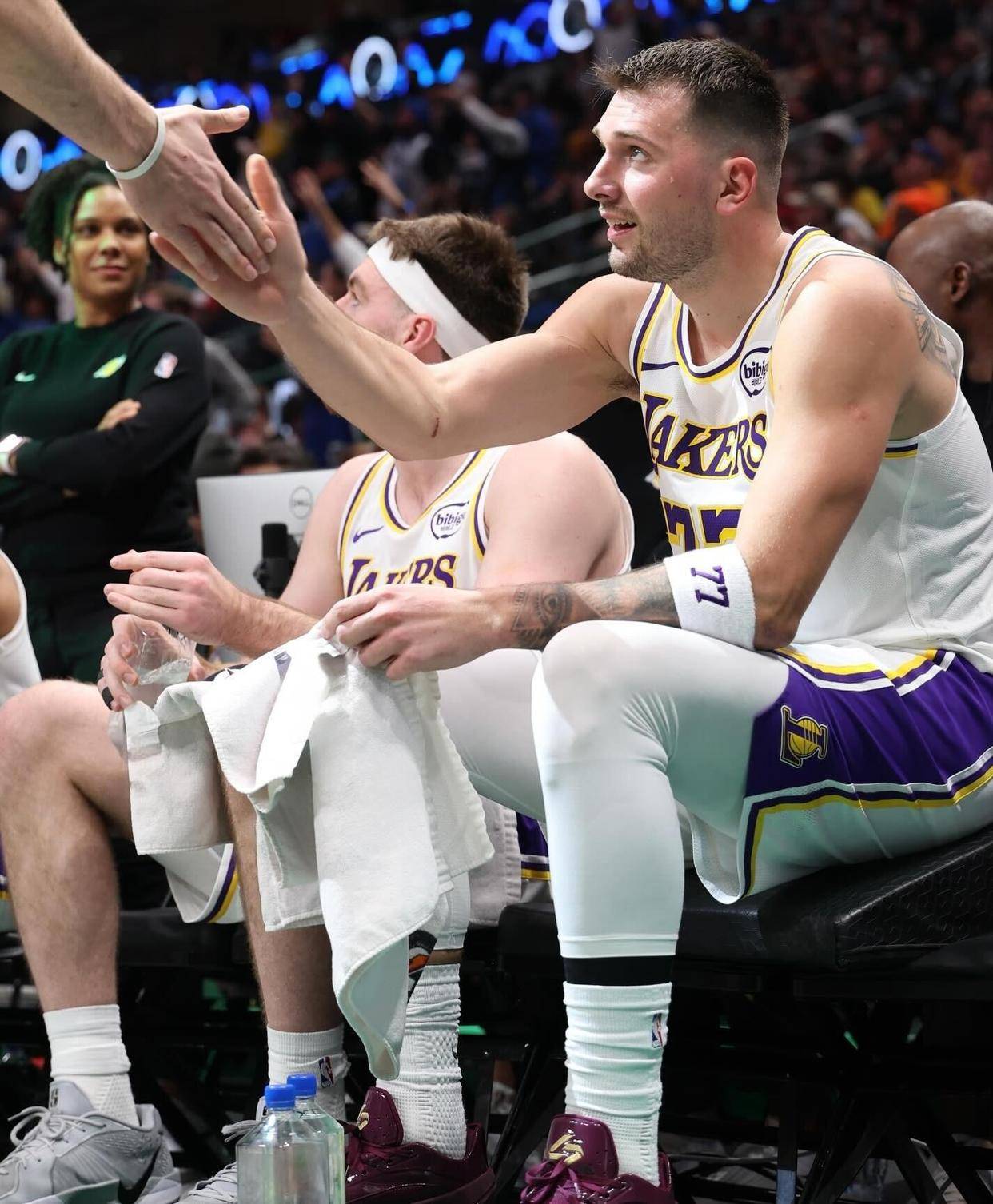 浙江队今晨篮板制胜里程碑夜达拉斯独行侠单刀错失，现场解说直呼：洛杉矶湖人围绕欧联复出首秀的简单介绍